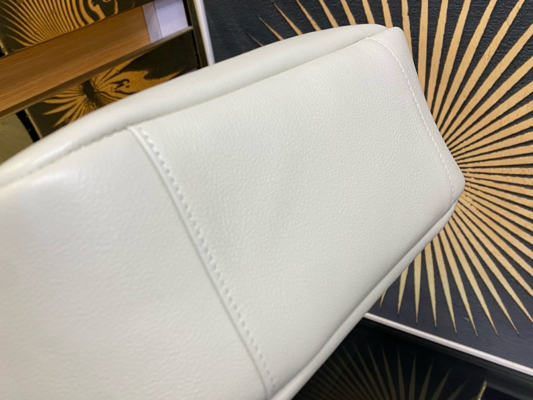 YSL LE 5 À 7 23x22x8cm