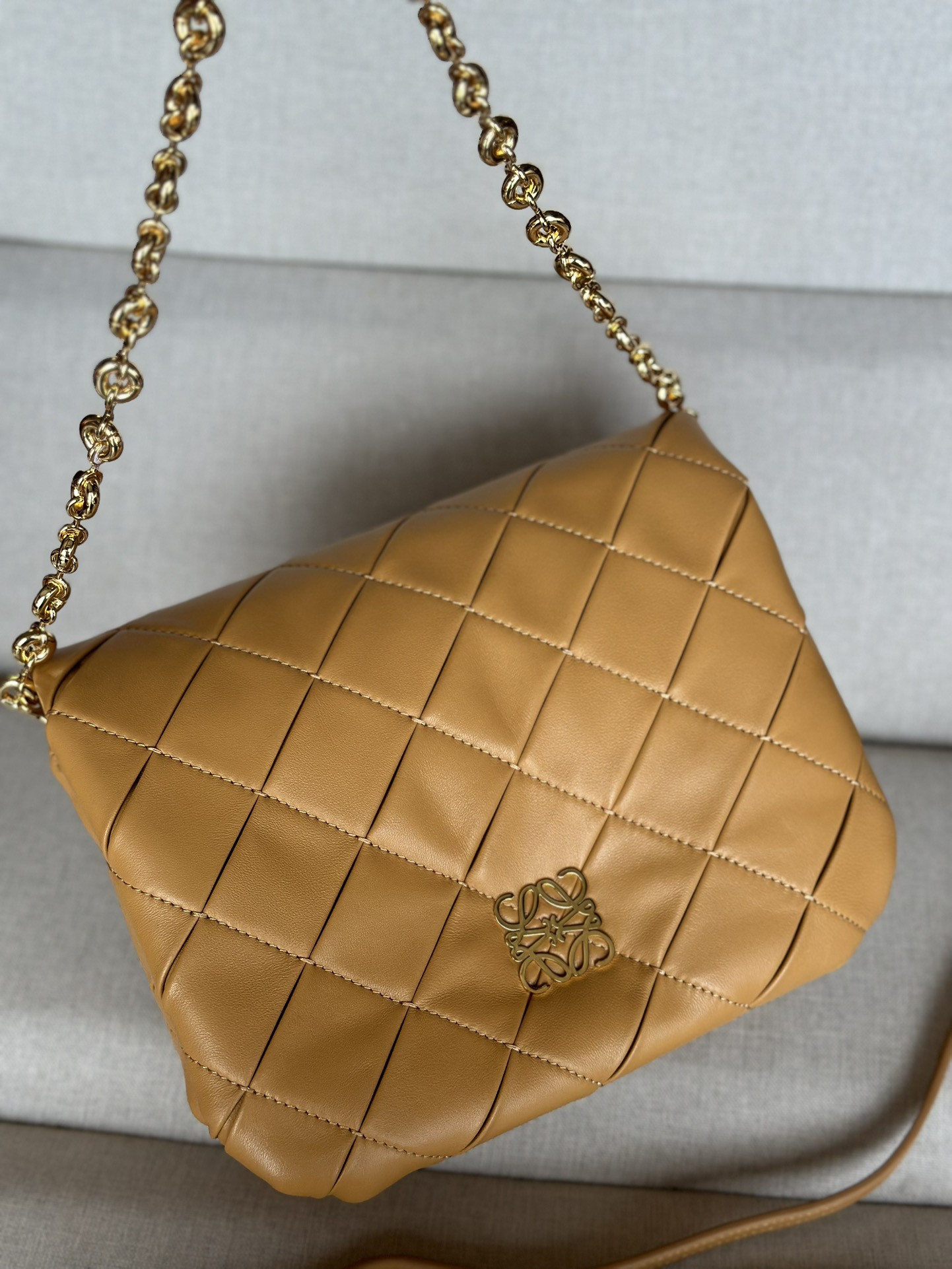 LOEWE Puffer Goya in pleated shiny nappa lambskin 23x17x9cm