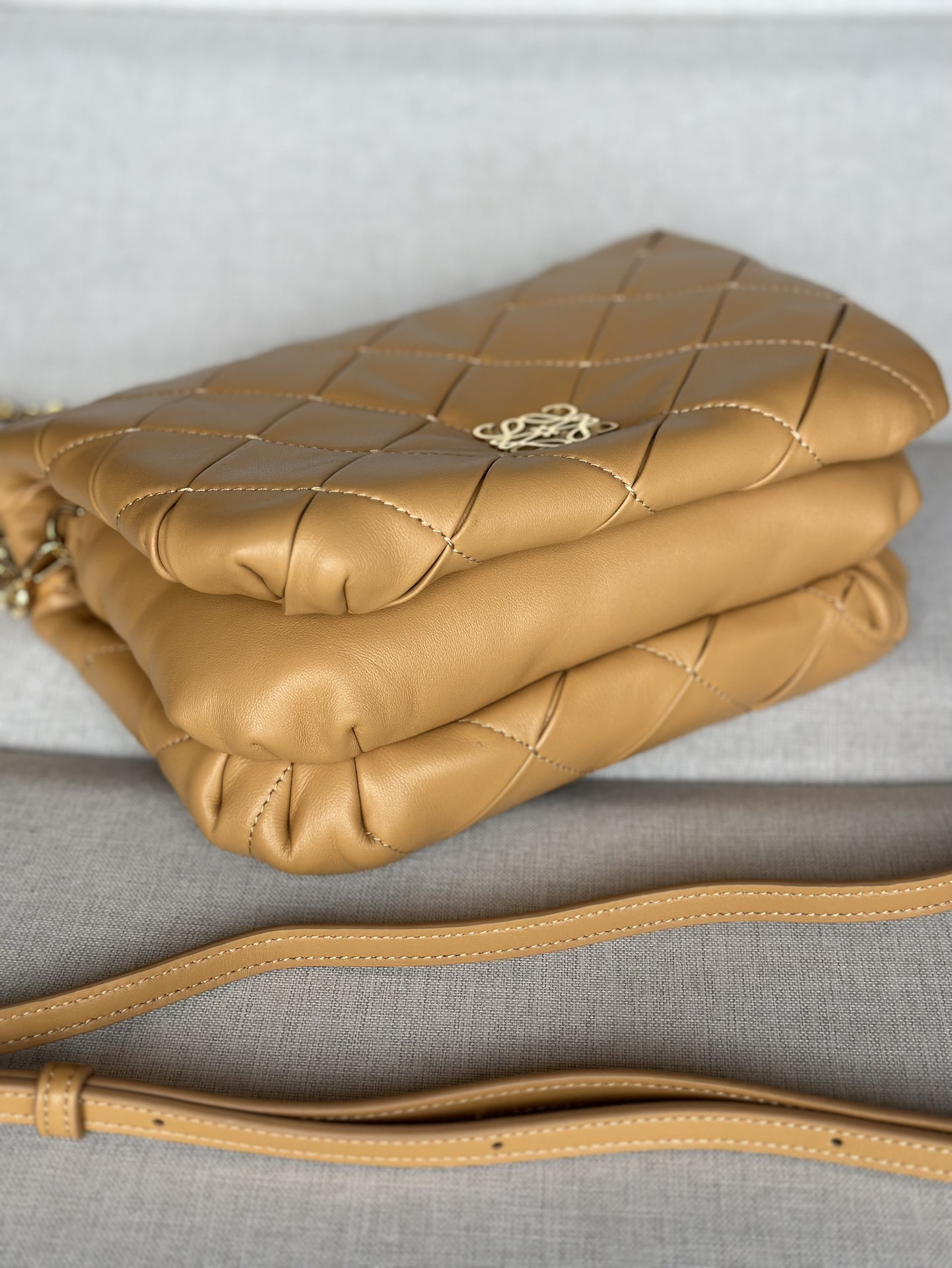 LOEWE Puffer Goya in pleated shiny nappa lambskin 23x17x9cm