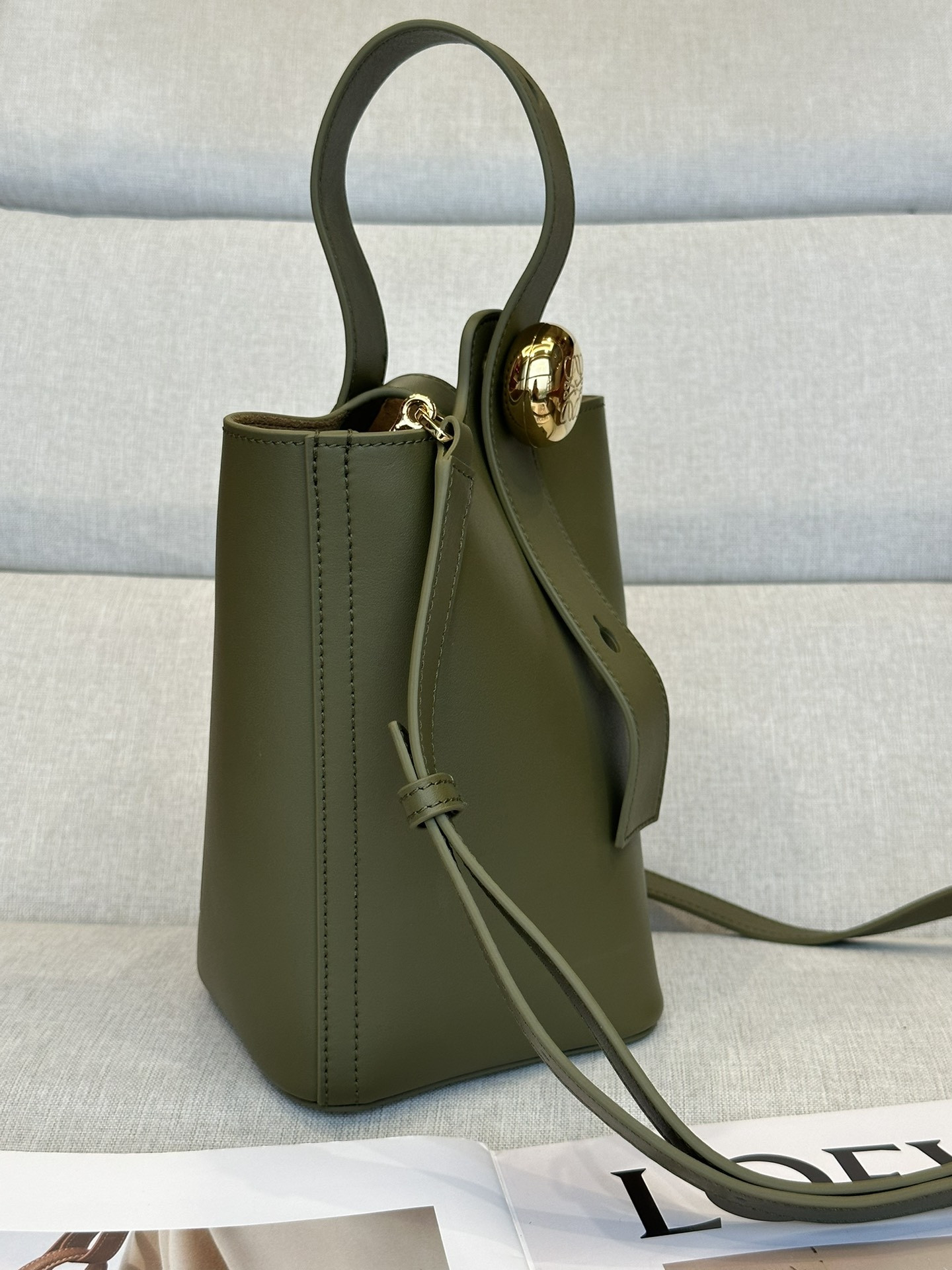 LOEWE Mini Pebble bucket in mellow calfskin 19.5x16x16cm