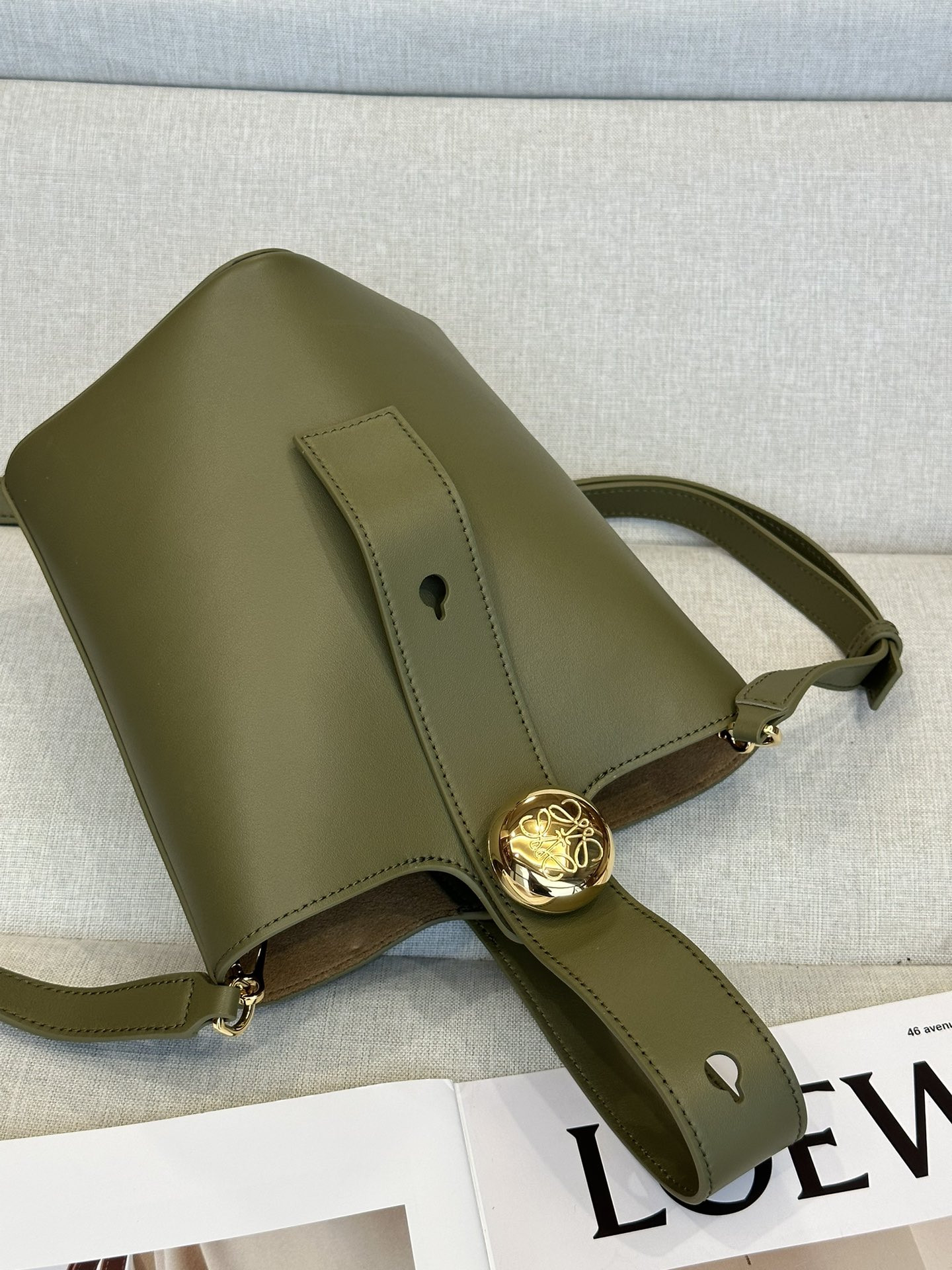 LOEWE Mini Pebble bucket in mellow calfskin 19.5x16x16cm