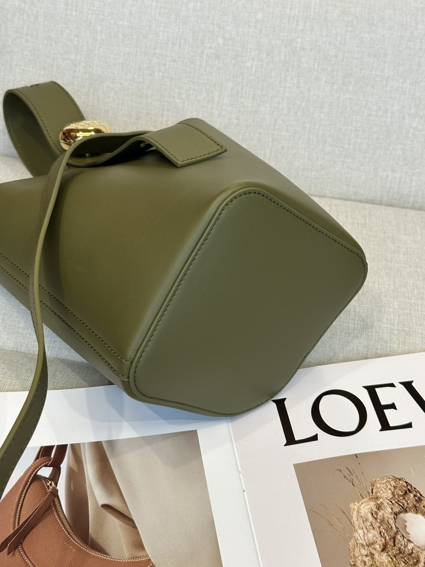 LOEWE Mini Pebble bucket in mellow calfskin 19.5x16x16cm