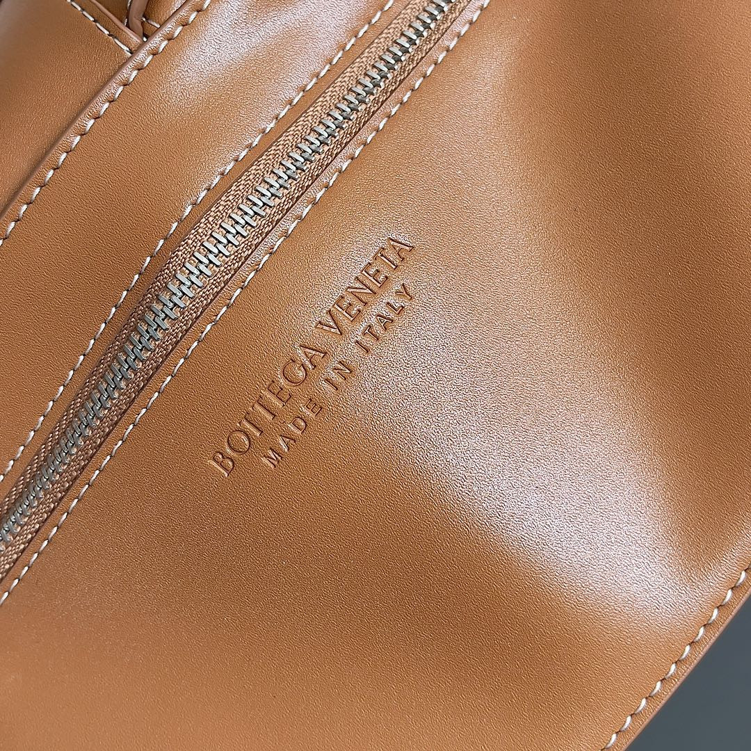 Bottega Veneta Cassette 15x23x5cm