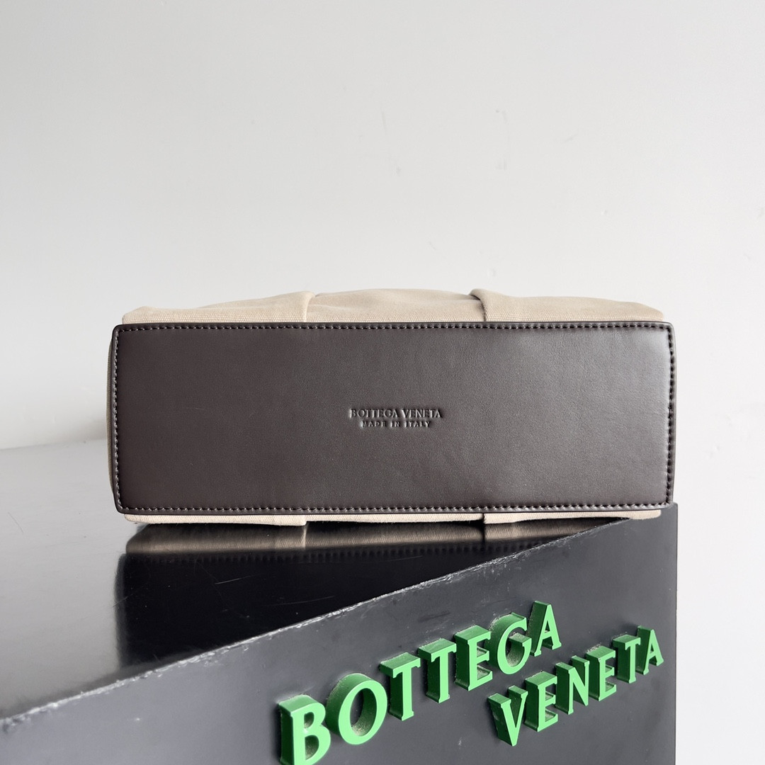 Bottega Veneta Medium Arco Camera Bag 19x27x9cm