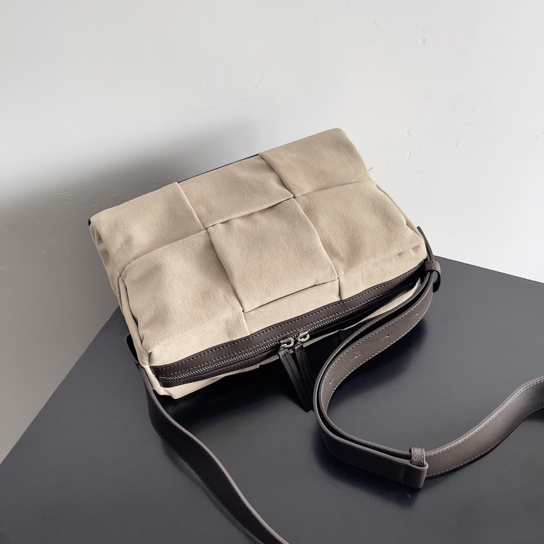 Bottega Veneta Medium Arco Camera Bag 19x27x9cm
