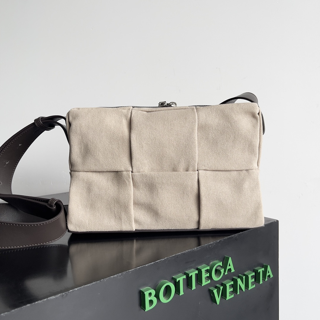 Bottega Veneta Medium Arco Camera Bag  19x27x9cm