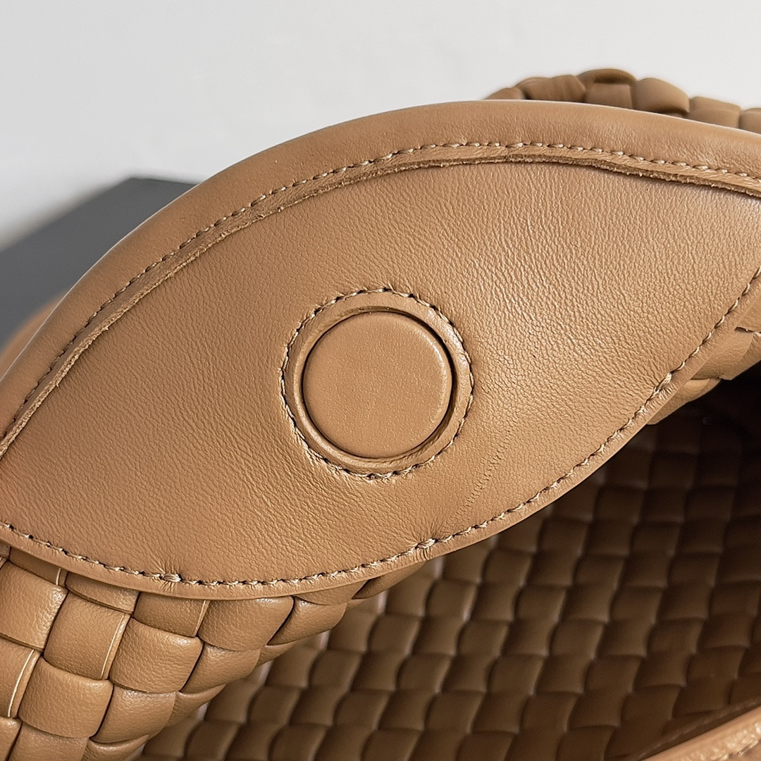 Bottega Veneta Small Cobble Top Handle 11x23x8cm