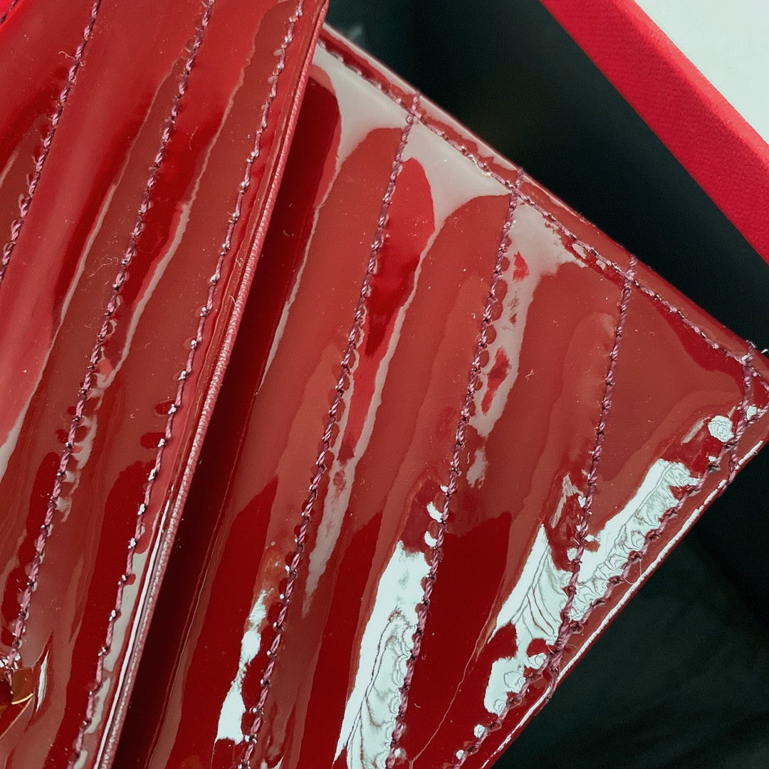 YSL WOC CASSANDRE envelope chain wallet in patent leather 19x12.5x3.5cm