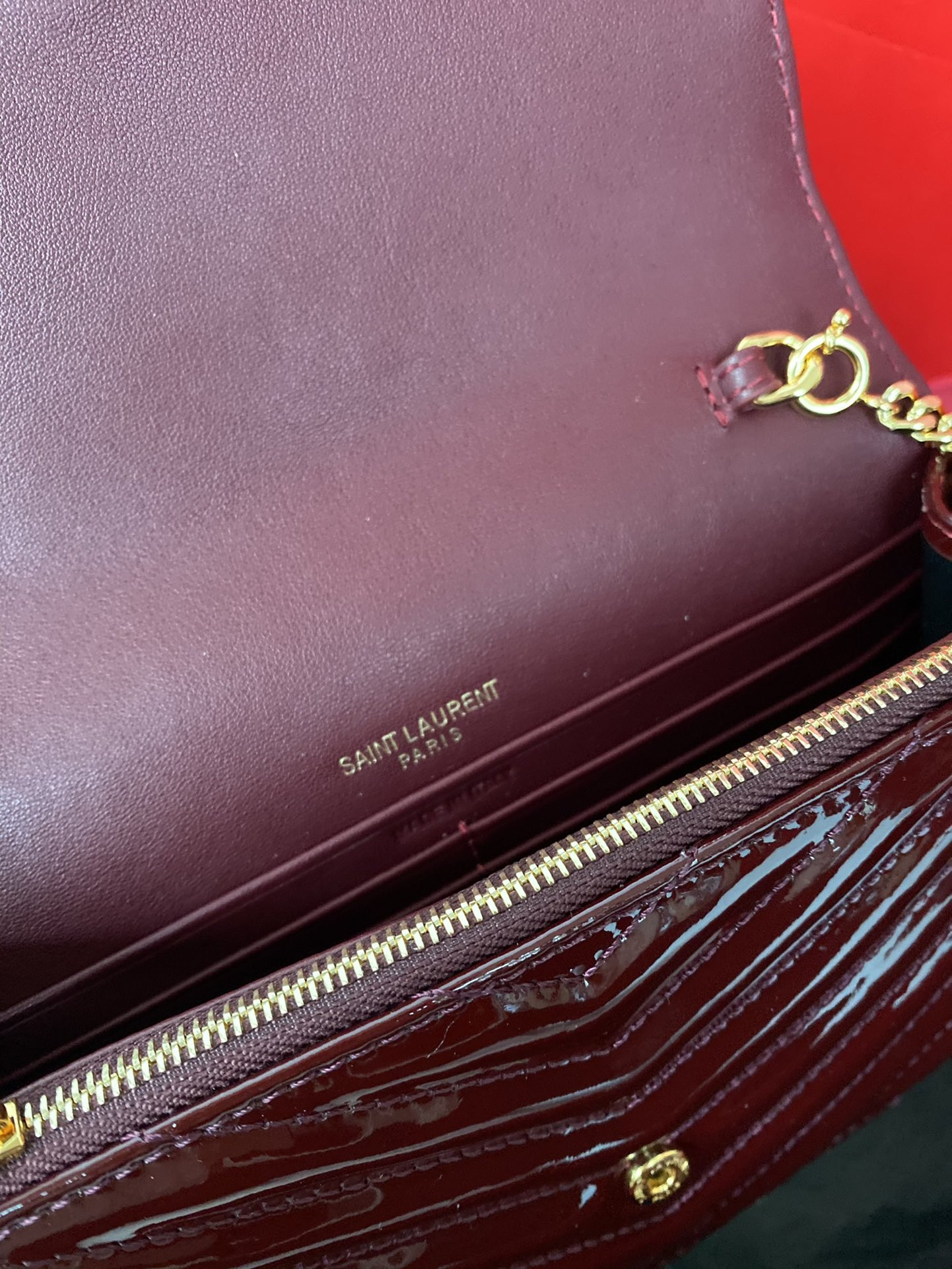 YSL WOC CASSANDRE envelope chain wallet in patent leather 19x12.5x3.5cm