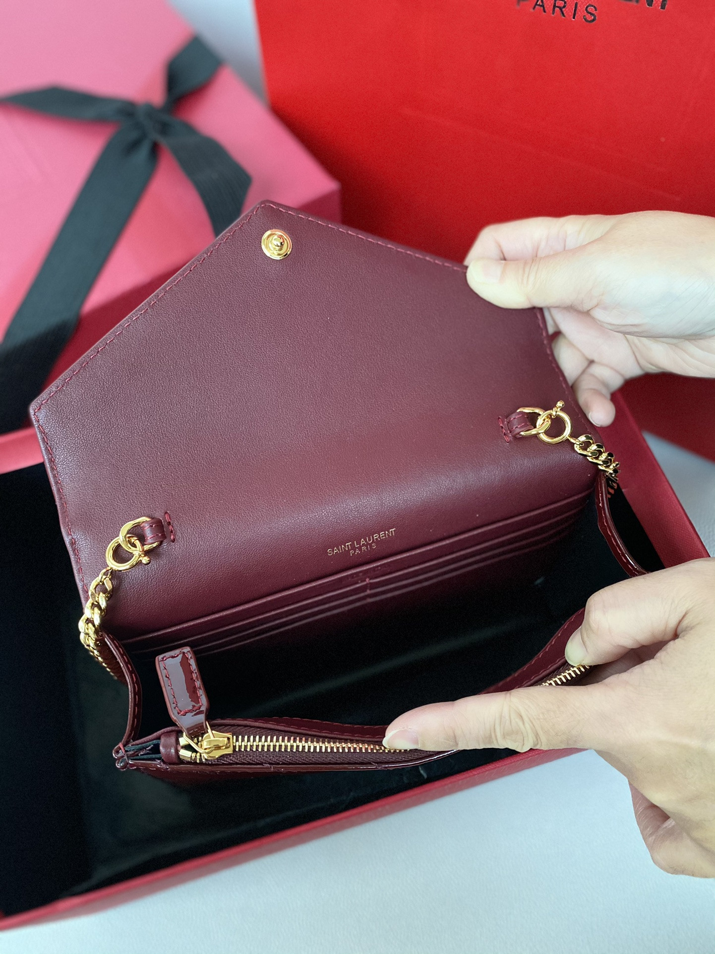 YSL WOC CASSANDRE envelope chain wallet in patent leather 19x12.5x3.5cm