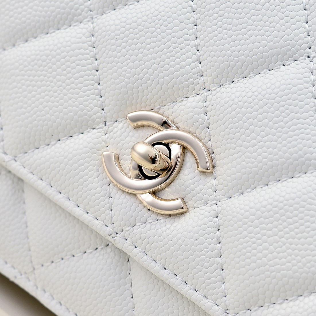 CHANEL WOC CLASSIC WALLET ON CHAIN 12.3x19.2x3.5cm