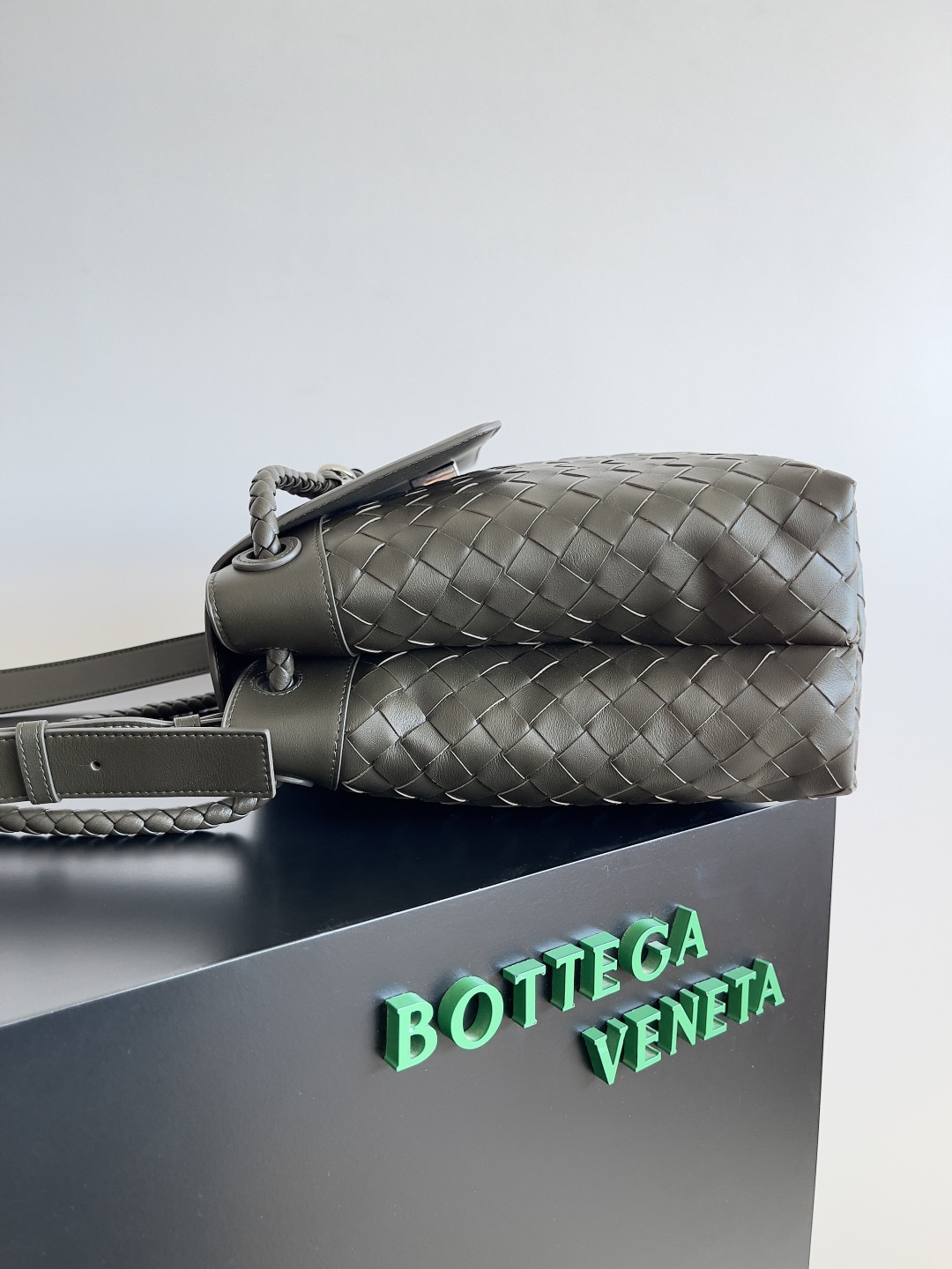 Bottega Veneta Medium Andiamo Messenger 37x26x13cm
