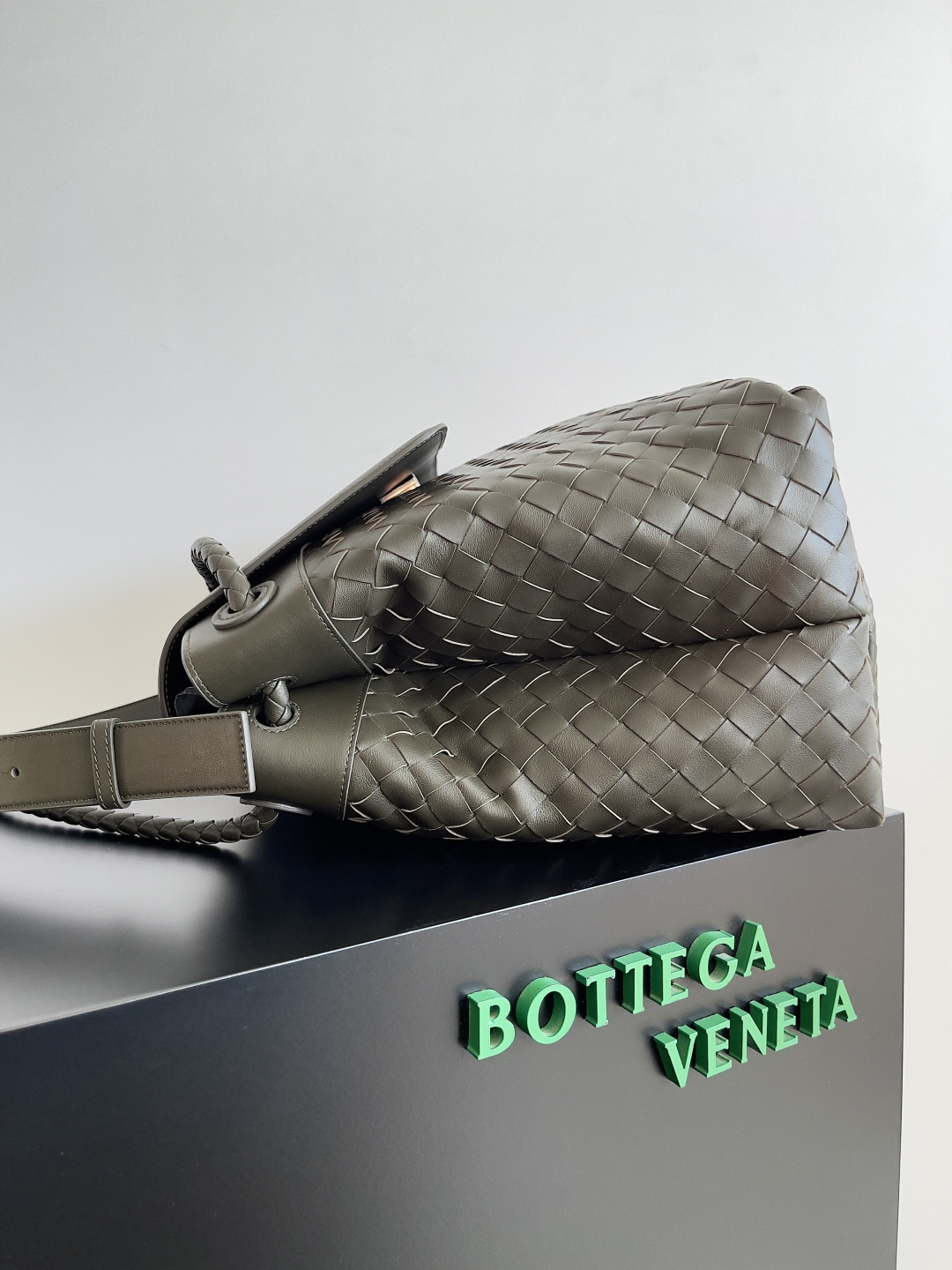 Bottega Veneta Large Andiamo Messenger 43x32x20cm