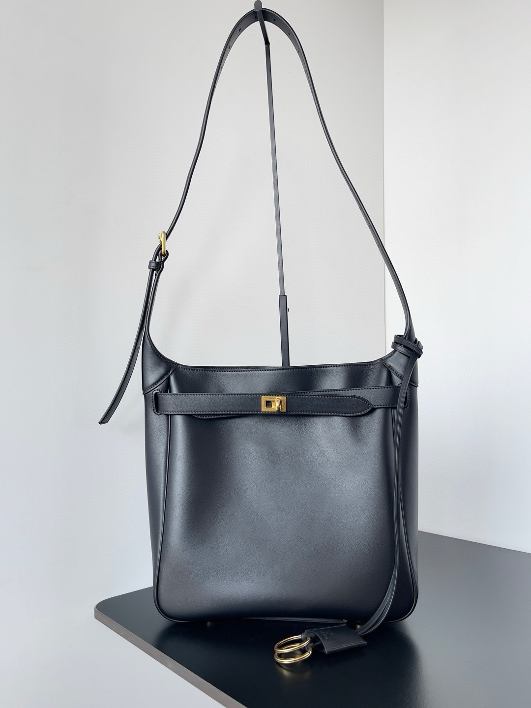 Balenciaga Bel Air Hobo 26.9×25.9×9.9cm 811018m