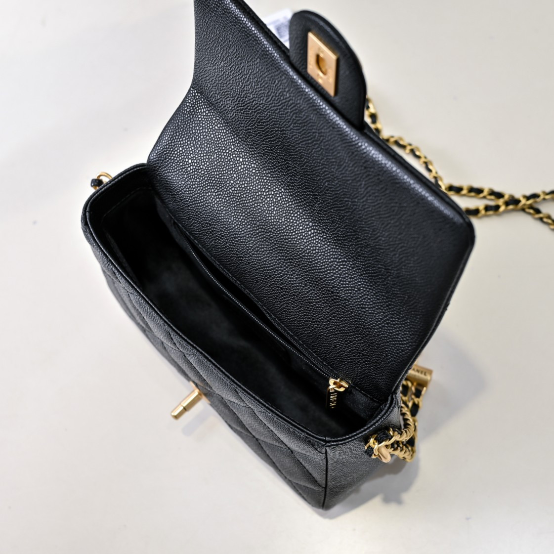 Chanel Flap CF22K 19.5x13.5x6cm AS2855