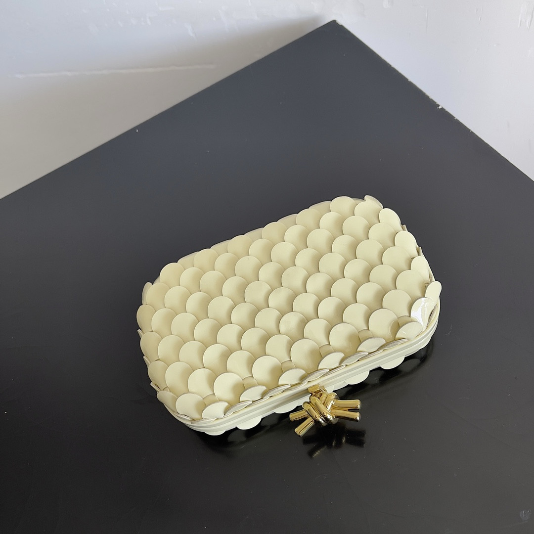 Bottega Veneta knot 717622 20.5x6x12.5cm