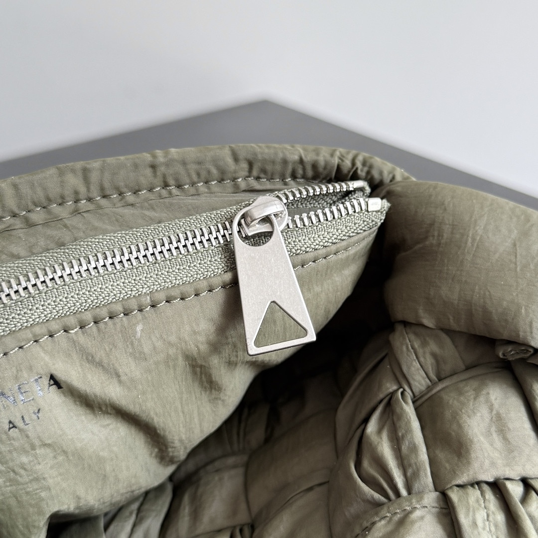 Bottega Veneta Small Rumple Messenger 21x14x5cm