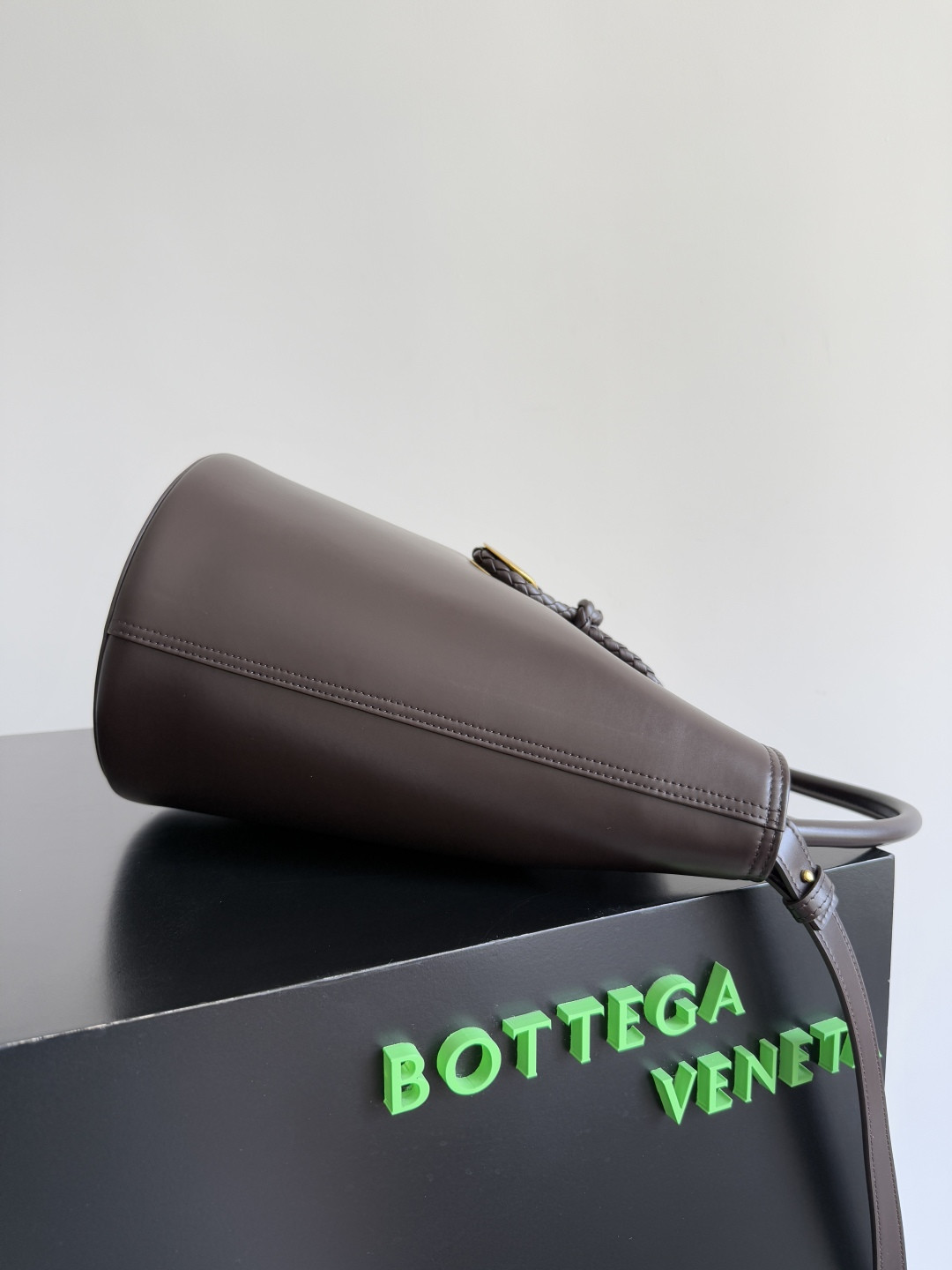 Bottega Veneta Medium Liberta Bucket 30x18x18cm