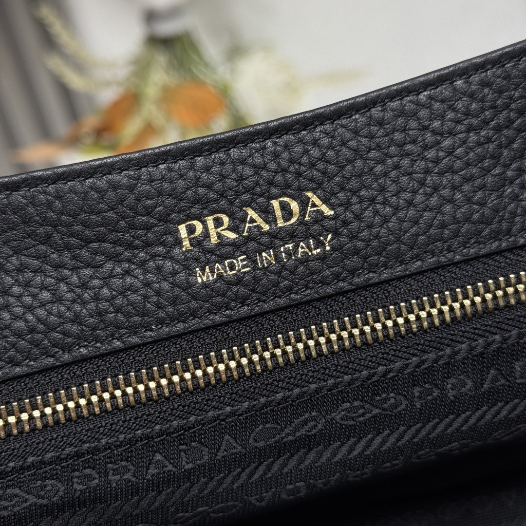 Prada Small leather shoulder bag 26x14x9.5cm