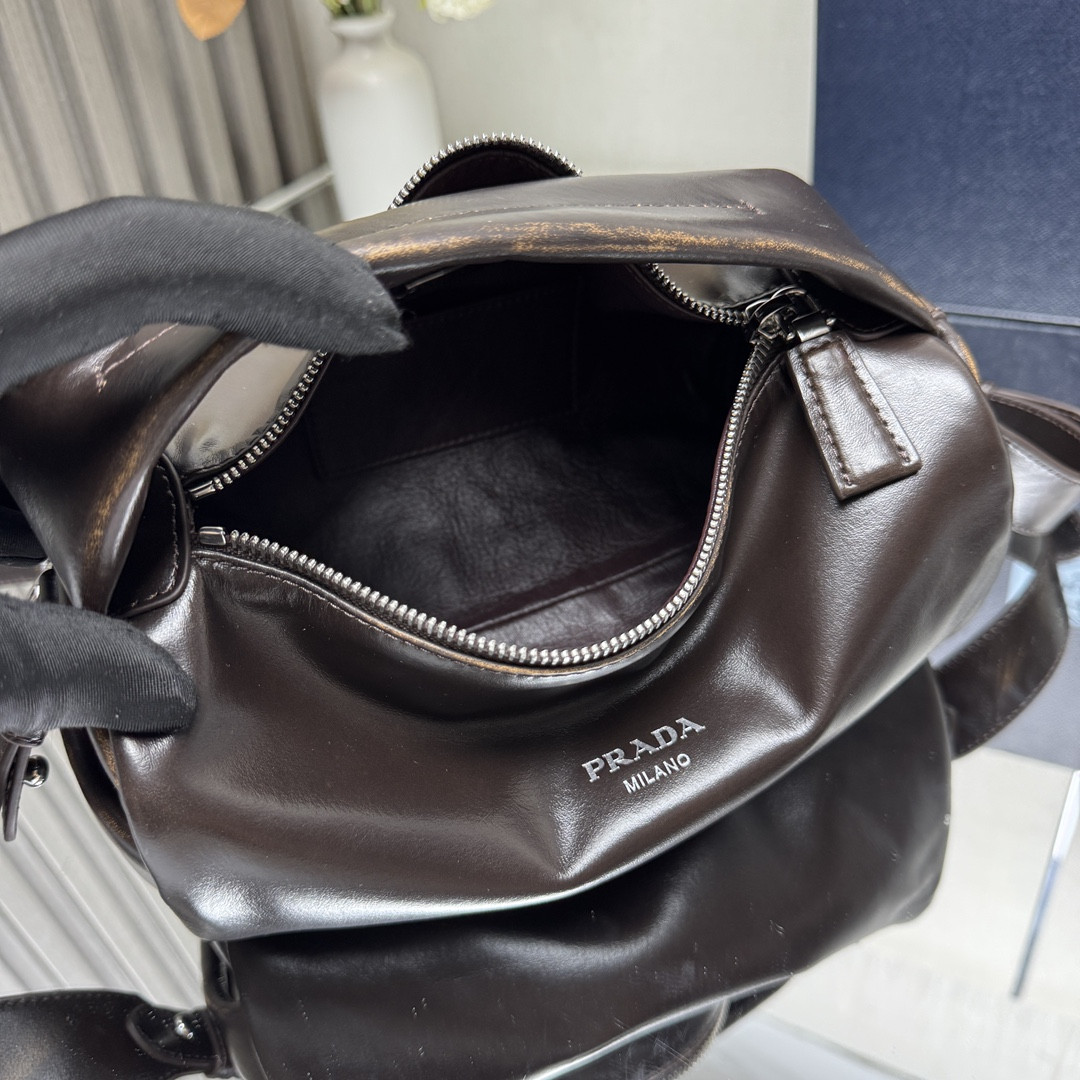 Prada Nappa leather shoulder bag 24x11x11cm