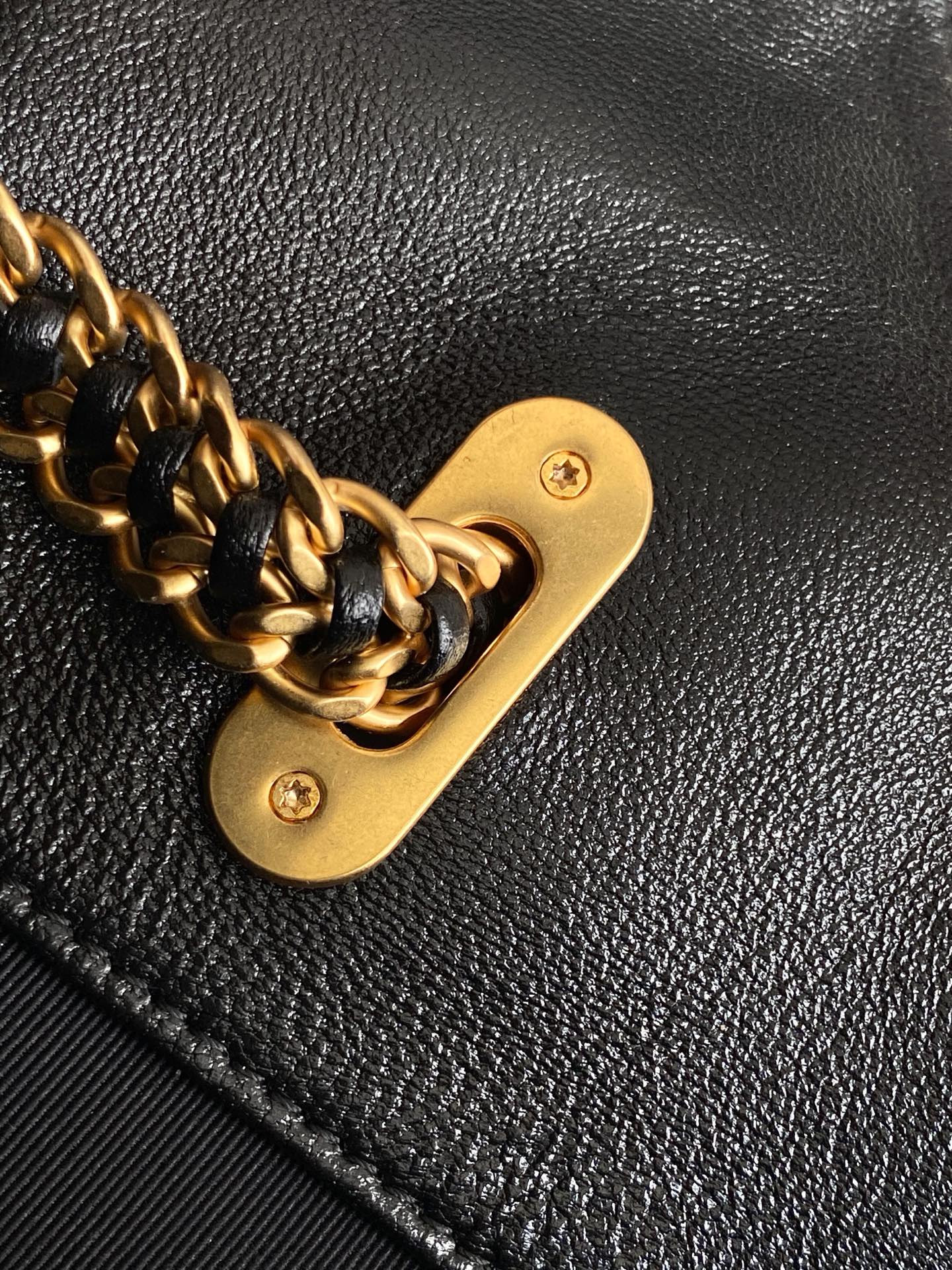 Chanel 25P HOBO Bag 25x20x13cm