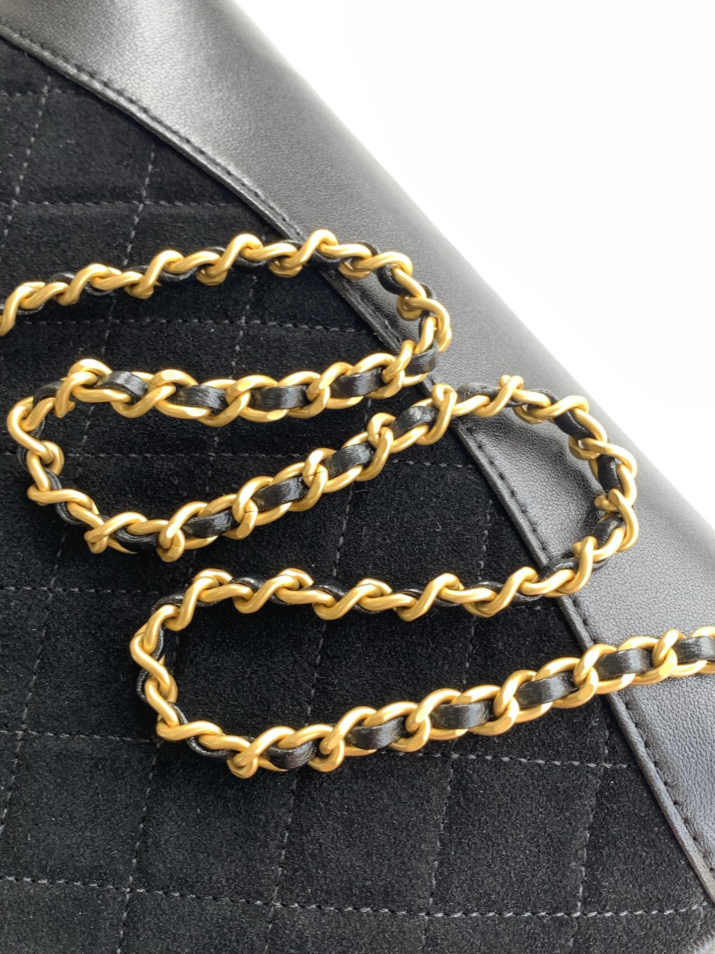 CHANEL 31 Mini Shopping Bag Lambskin & Gold-Tone Metal 22x23x5cm