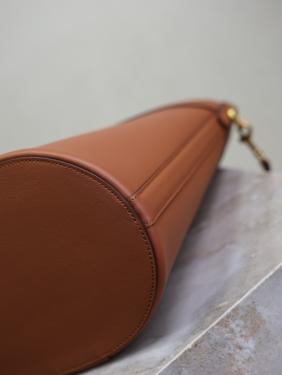 YSL Y top-handle bucket in leather 25x22-34x3-15cm