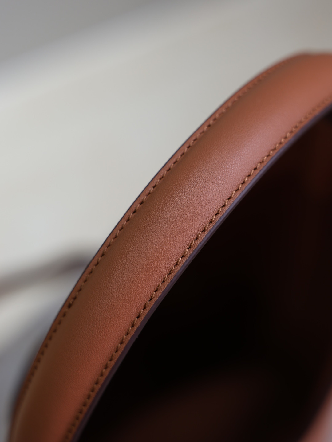 YSL Y top-handle bucket in leather 25x22-34x3-15cm