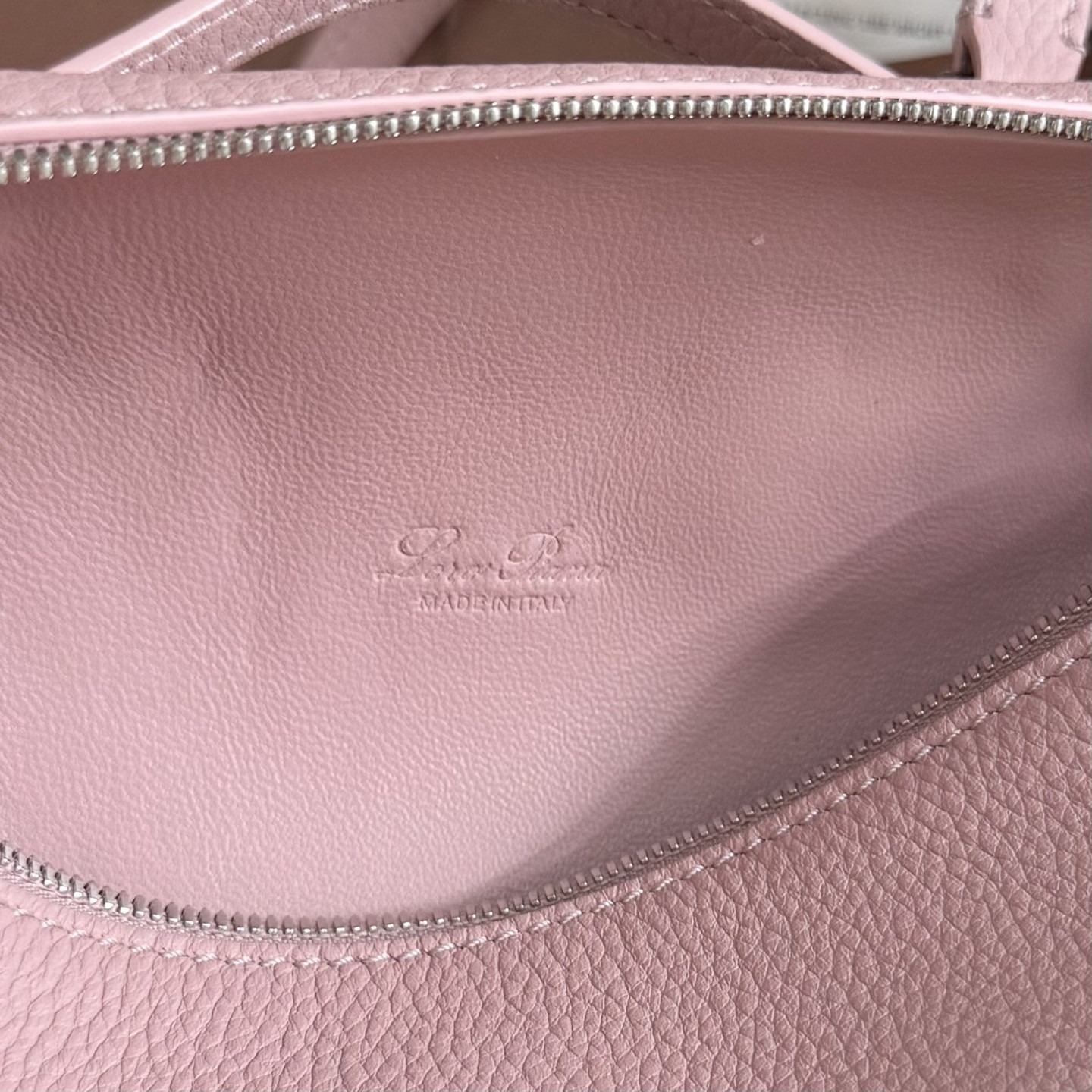 Loro Piana Extra Pocket L19 Grained Calfskin 11 x 19 x 6.5 cm