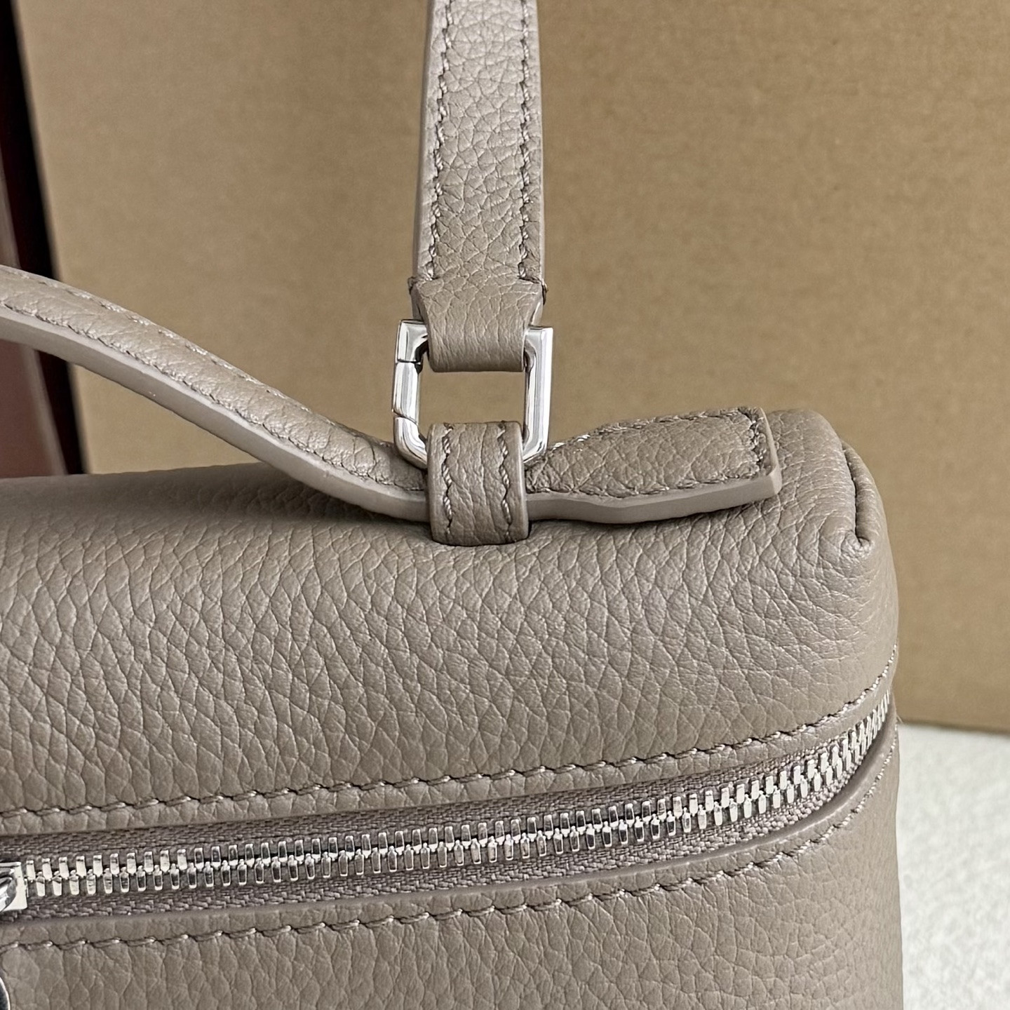 Loro Piana Extra Pocket L19 Grained Calfskin 11 x 19 x 6.5 cm