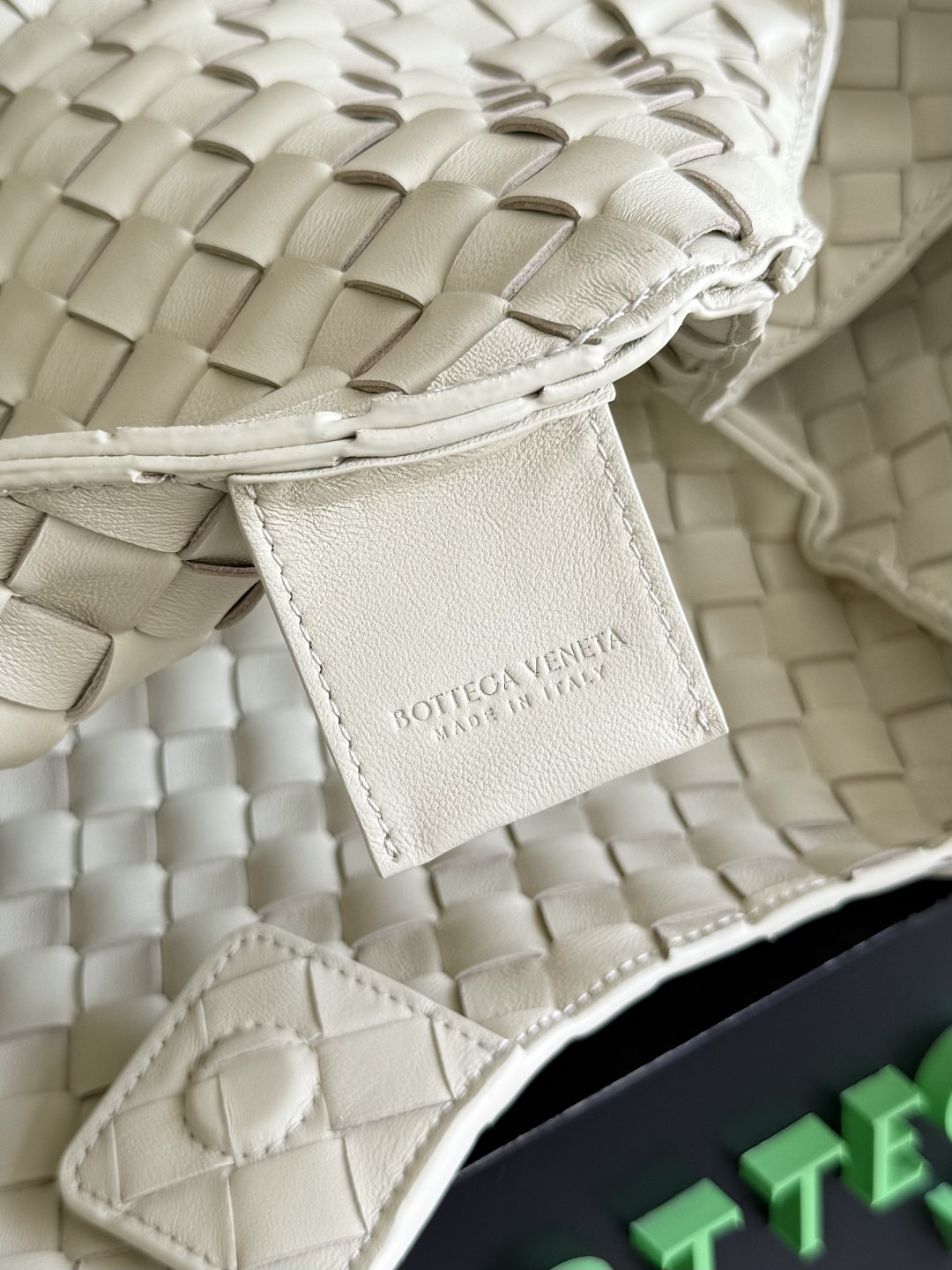 Bottega Veneta Medium Campana 20x33x16.5cm